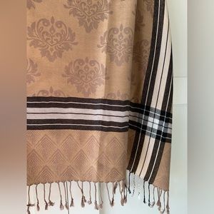 NWOT Plaid Damask Scarf